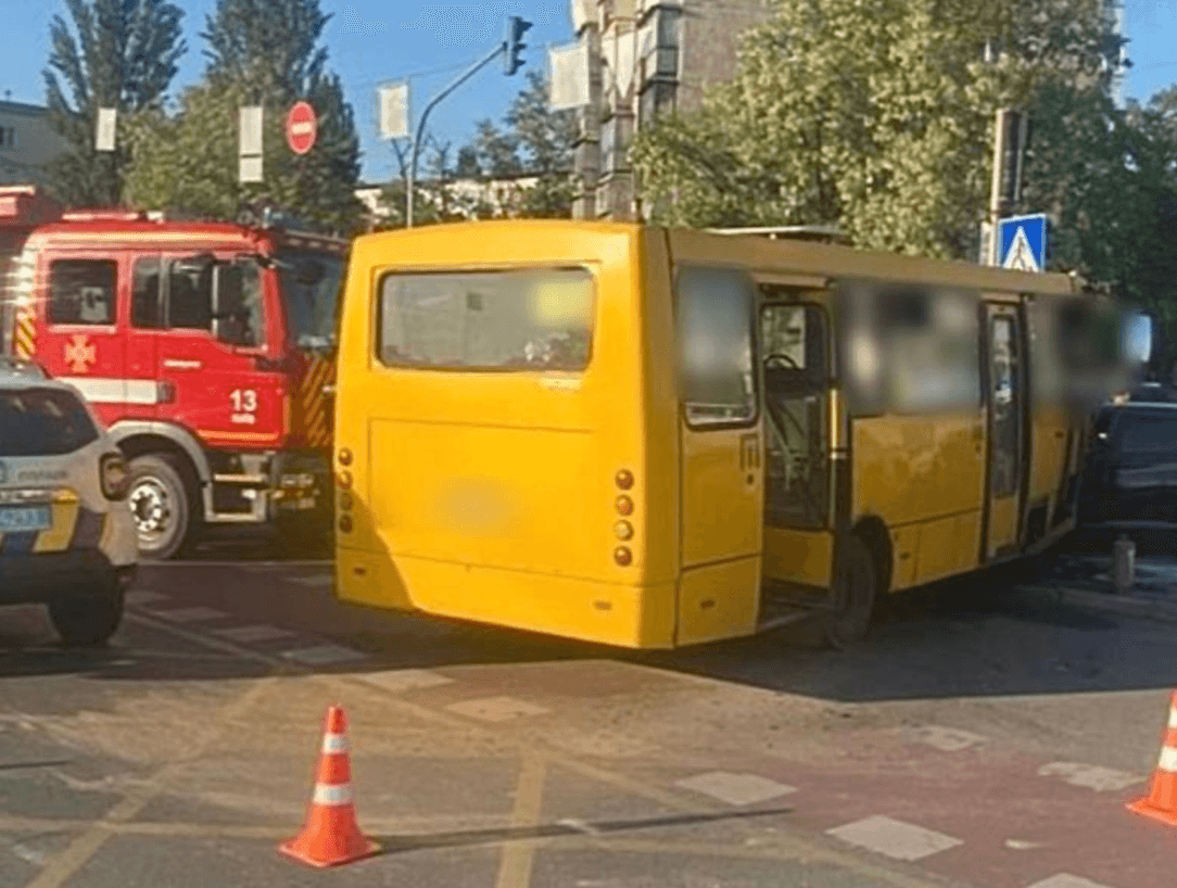На Воскресенці сталася аварія за участю маршрутки