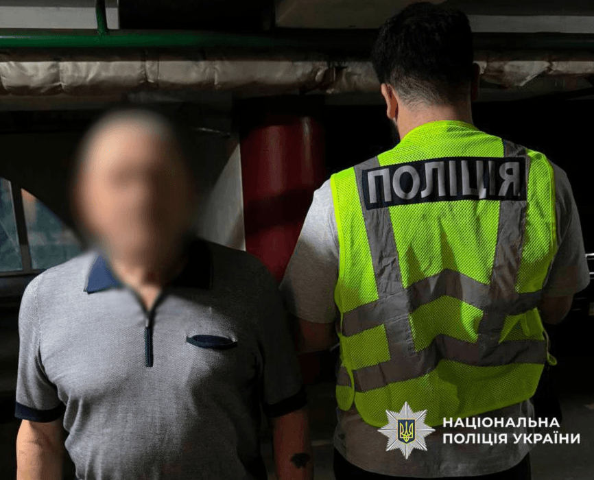 На Печерську чоловік випадковим пострілом з рушниці тяжко поранив перехожу