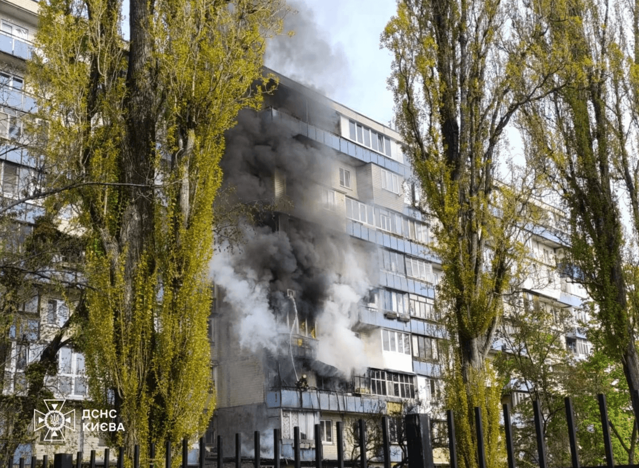 На Оболоні мешканців багатоповерхівки евакуювали через пожежу