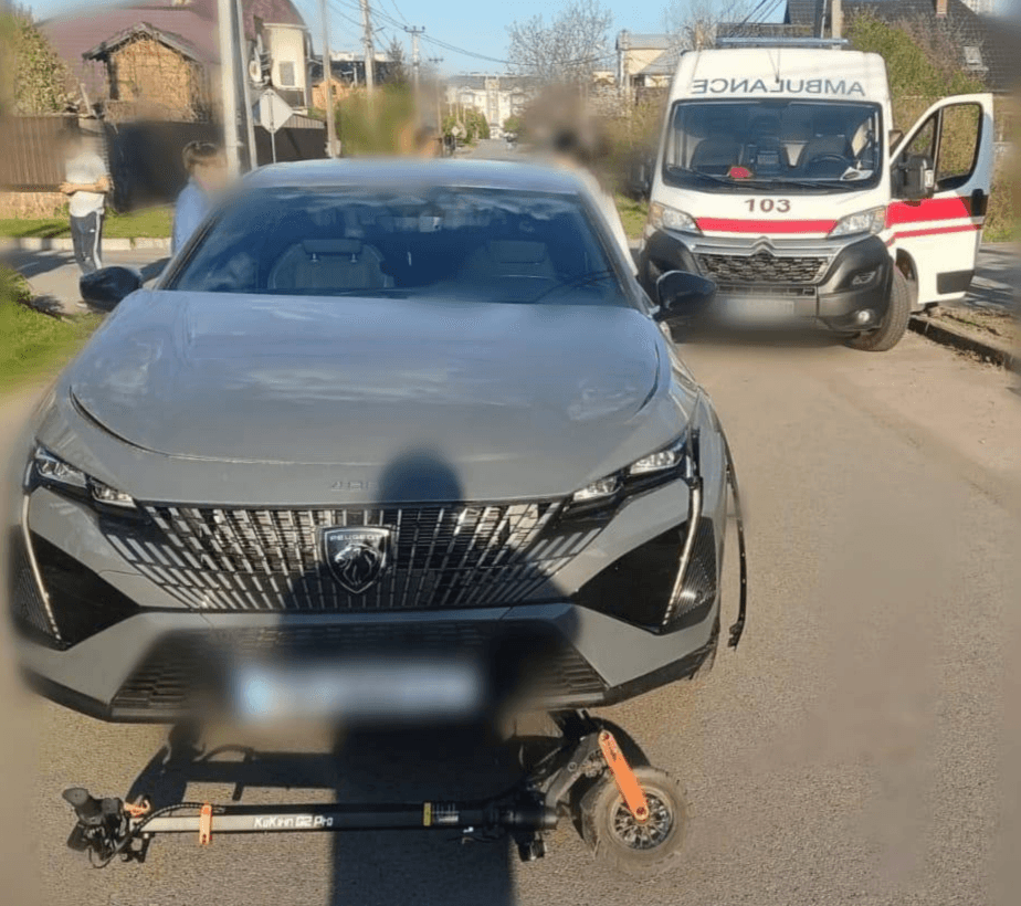 Під Києвом водій легковика збив дітей на самокаті: один з хлопчиків загинув