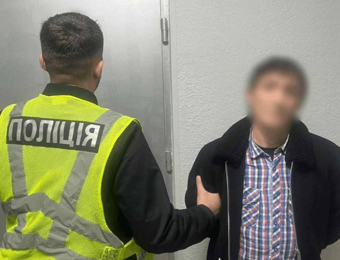 На проспекті Науки чоловік розпилив газовий балончик в киянина та пограбував його
