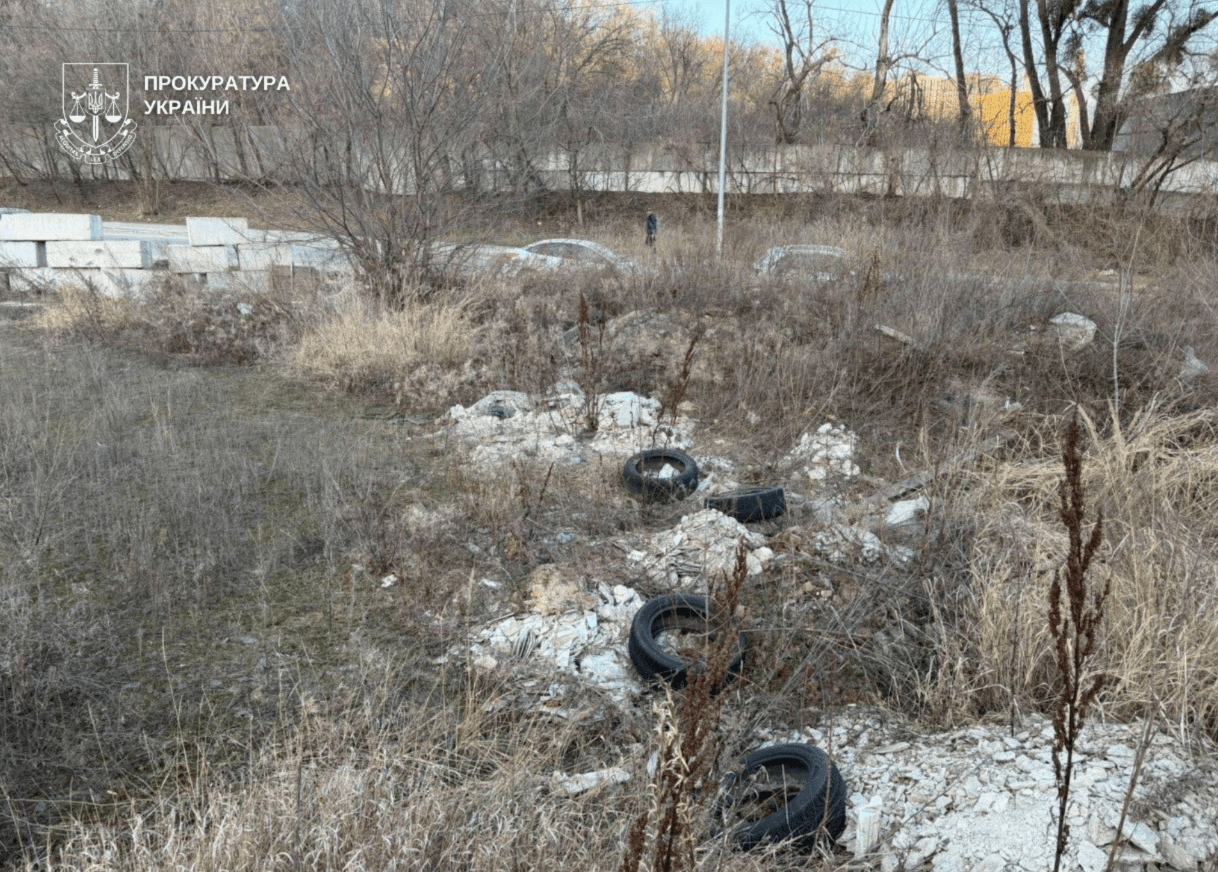 Прокуратура через суд вимагає прибрати стихійне сміттєзвалище біля озера Лукрець у Києві