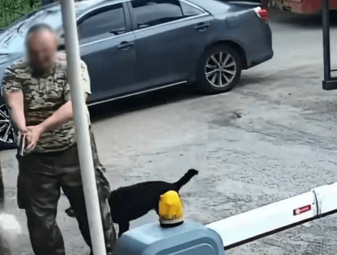 Киянин побив охоронця гаражного кооперативу та погрожував йому зброєю через собаку