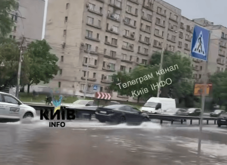 На вулиці Вадима Гетьмана у Києві стався потоп