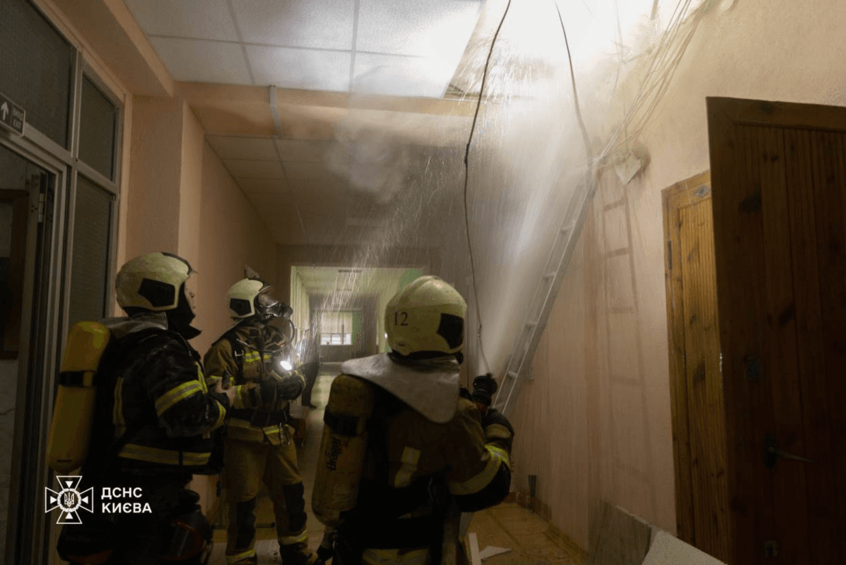 На Печерську загорівся ліцей