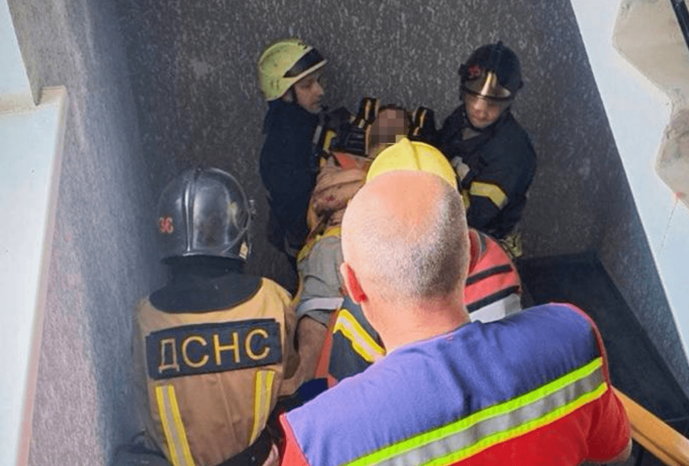 В Ірпені чоловік впав з 8-го поверху на дах магазину