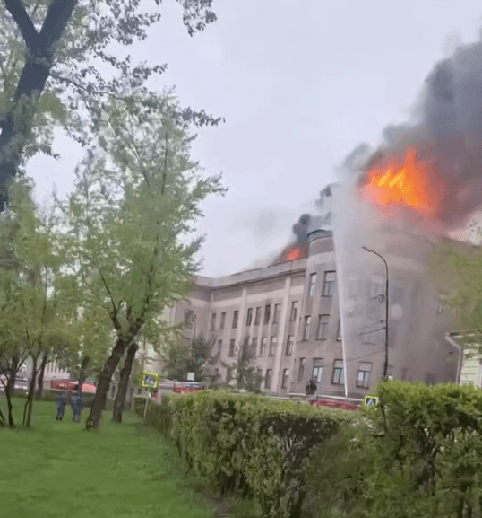 В Іркутську спалахнула пожежа в НДІ «Іргіредмет»