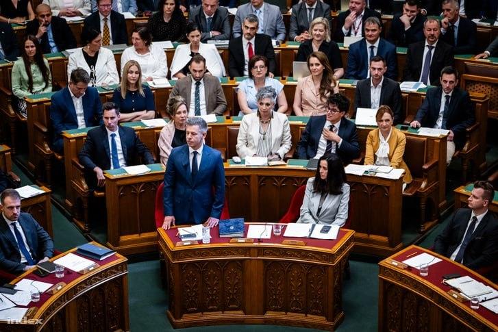 Угорщина продовжить надавати тимчасовий захист українцям, які прагнуть уникнути призову — Мадяр