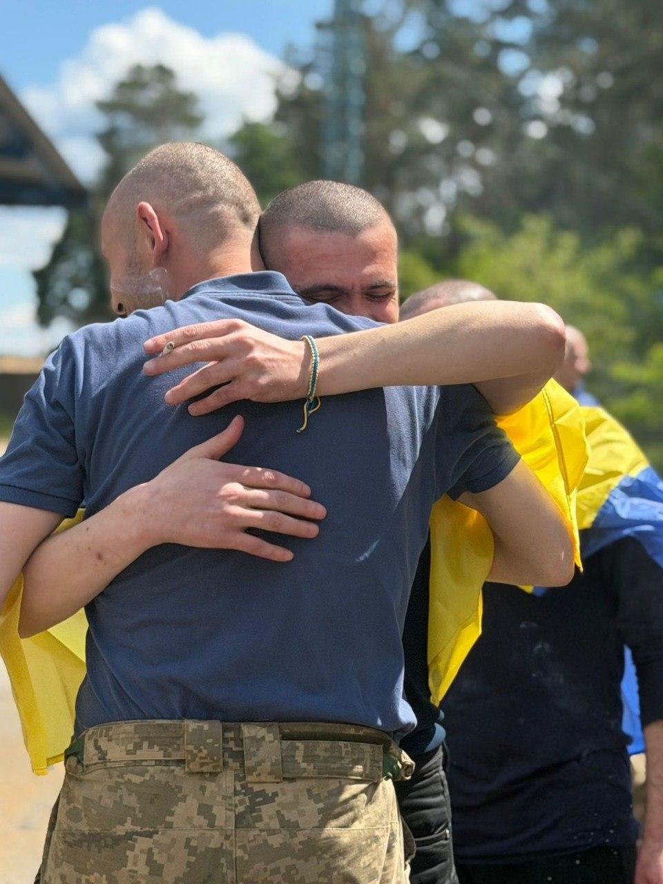 Відбувся 75-й обмін полоненими: додому повернулися 186 українців