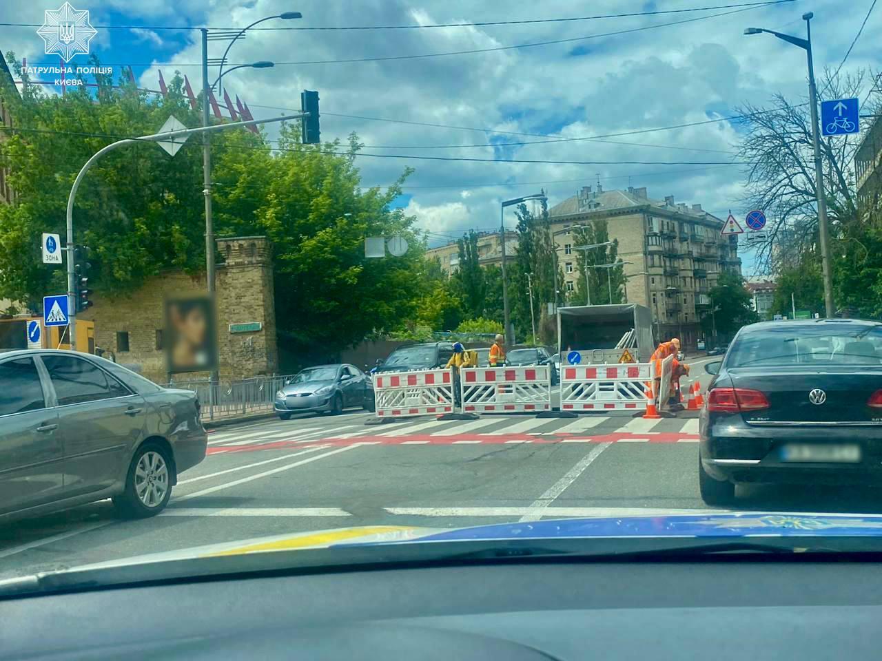 На бульварі Шевченка і біля «Арсенальної» ускладено рух через провалля на дорозі
