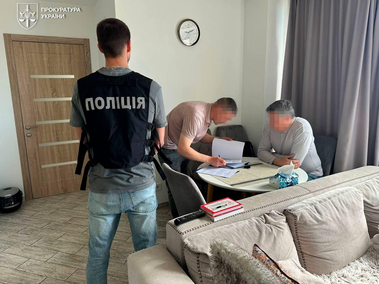 Допомагав чоловікам виїхати за кордон під виглядом музикантів: ексочільнику Мінкульту оголосили підозру