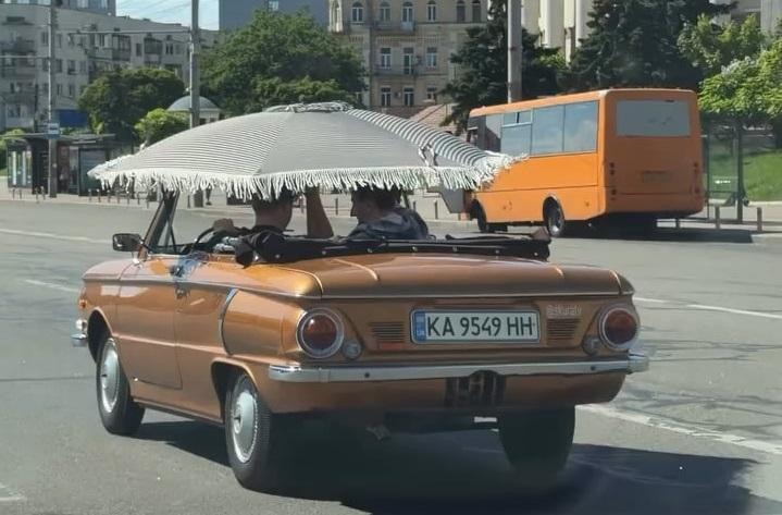 З вітерцем під парасолею: як виглядає справжня київська «розкіш» на колесах