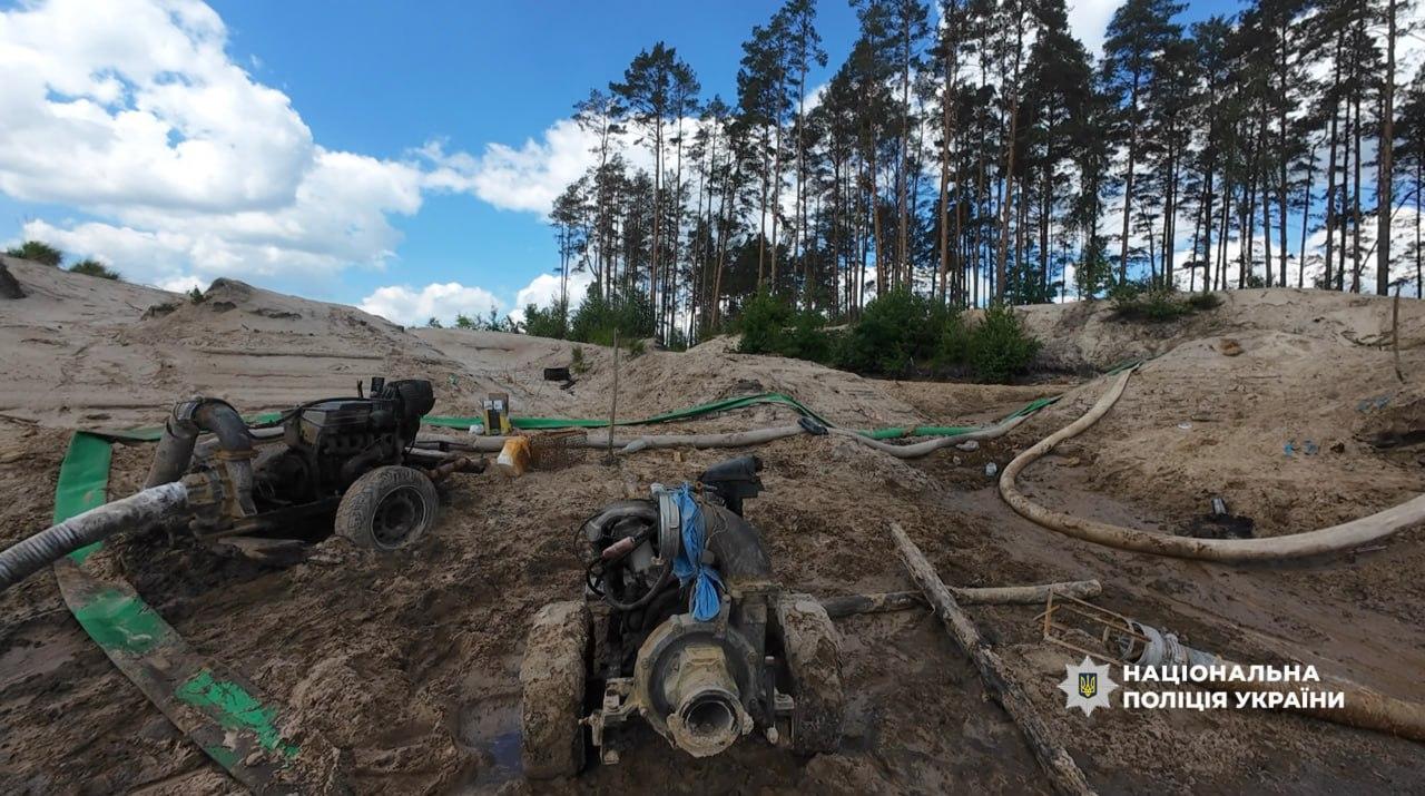На Рівненщині викрили незаконний видобуток бурштину у промислових масштабах: знищено 50 га лісу