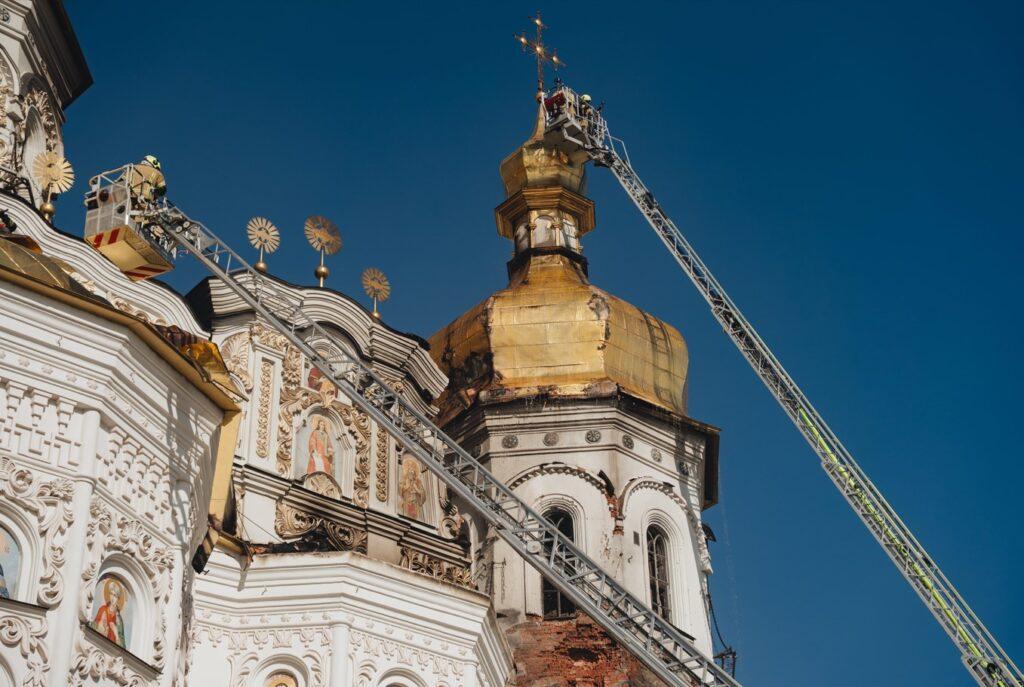 На пошкодженому російським обстрілом Успенському соборі вже закрили близько 70% даху