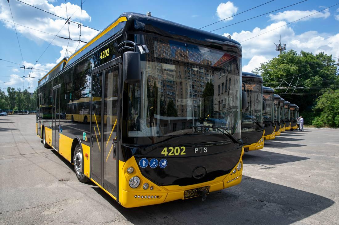 На міські маршрути вийшли нові тролейбуси та автобуси