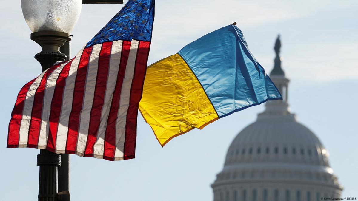 Макрон заявив, що США більше не є нейтральним посередником у війні РФ проти України