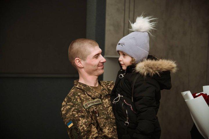 Потрапив у полон в день народження доньки та провів там чотири роки: історія звільненого нацгвардійця