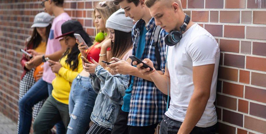 Зумери уникають телефонних дзвінків і через це втрачають гроші та кар’єрні можливості