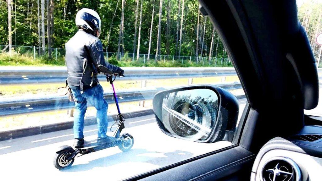 Збивають пішоходів та врізаються в авто: кожну третю ДТП з самокатами вчиняють підлітки – реєстр Бабуся