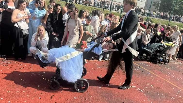 Львівська випускниця на візку станцювала вальс після відмови в участі у святі