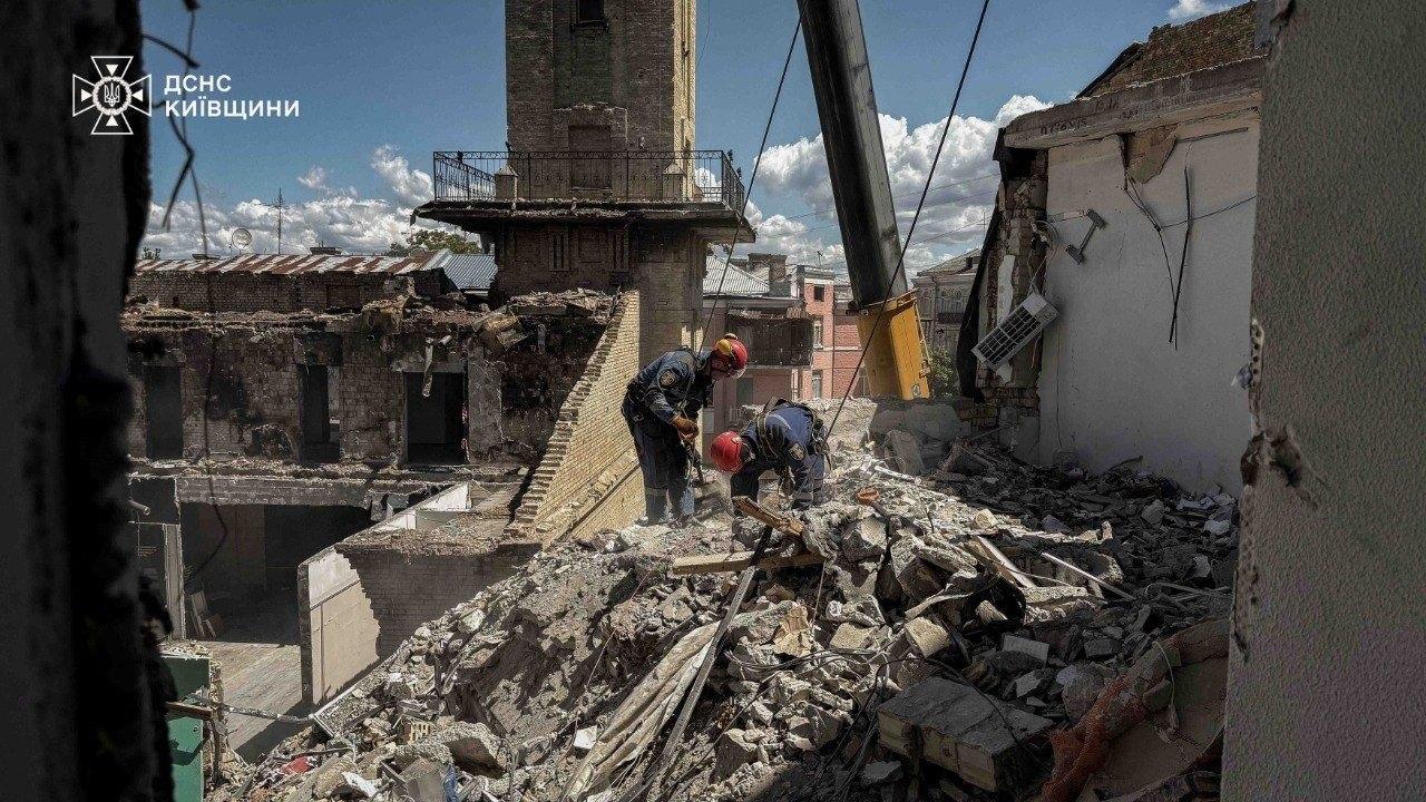 Надзвичайники продовжують розбирати завали будівлі ДСНС у Києві