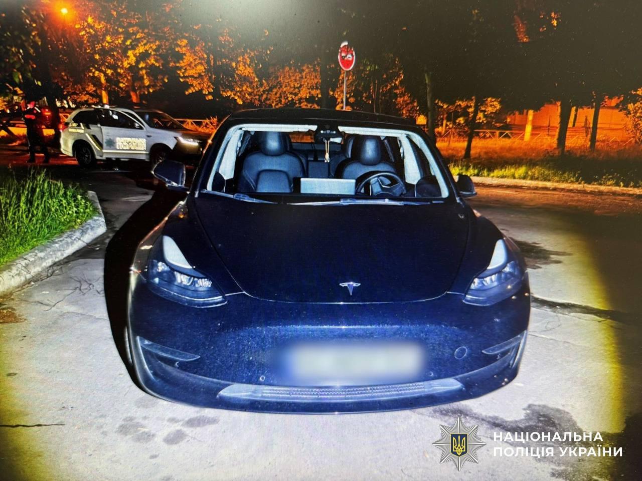 Водій Mercedes вкрав Tesla на автозаправці на Оболоні