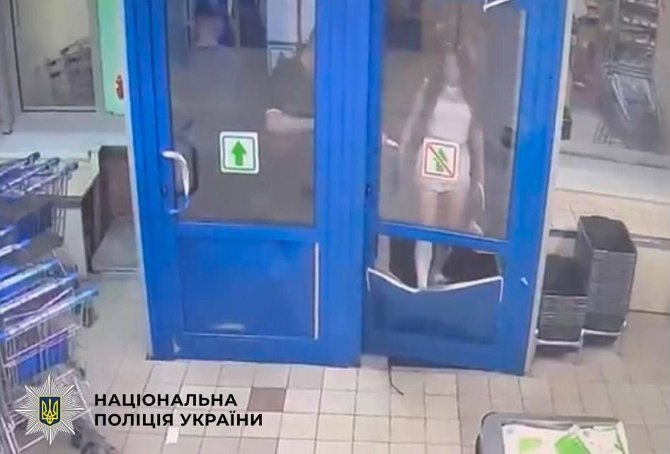 У Києві дівчина вибила двері супермаркету, бо їй не продали алкоголь