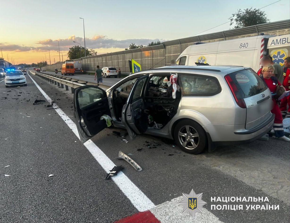 Відбійник наскрізь пробив автівку: смертельна аварія сталася на Київщині