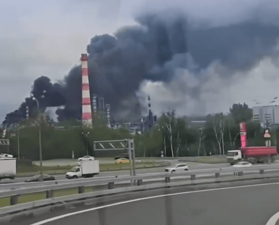 Вдруге за тиждень українські дрони уразили Московський нафтопереробний завод