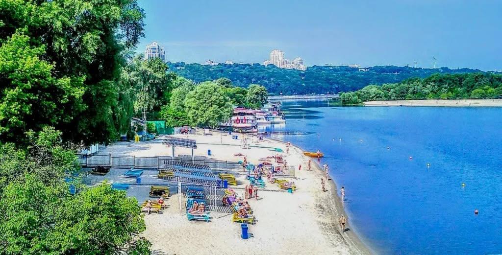 У Києві перевірили якість води на пляжах: де купатися безпечно, а яких водойм краще уникати