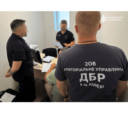 В столичному ТЦК незаконно видаляли дані із реєстру за 2,5 тисячі доларів