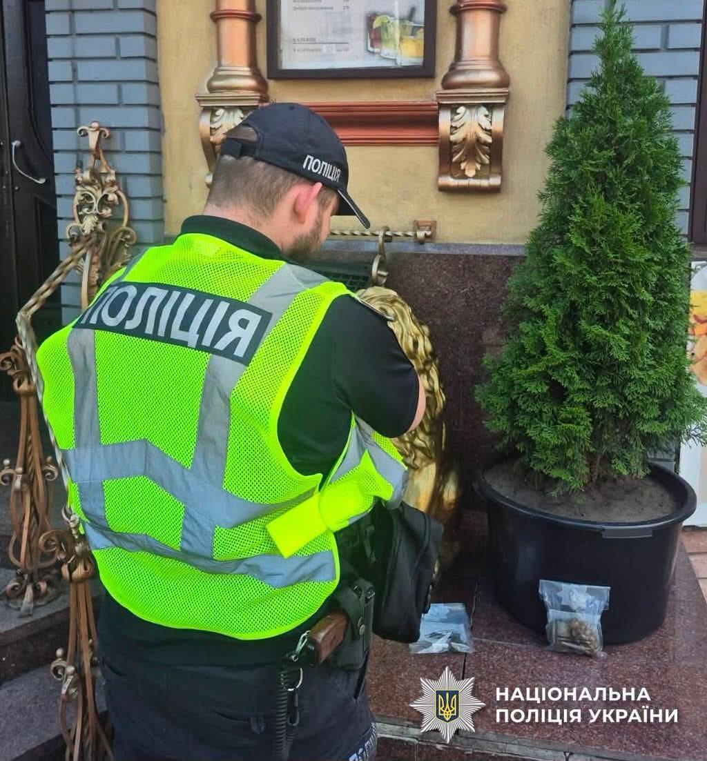 Біля ресторану у Києві знайшли боєприпаси