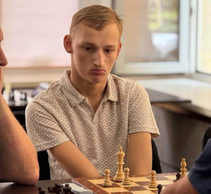 Грав пальцями ніг та виборов «золото»: 19-річний харків’ян став чемпіоном світу з шахів