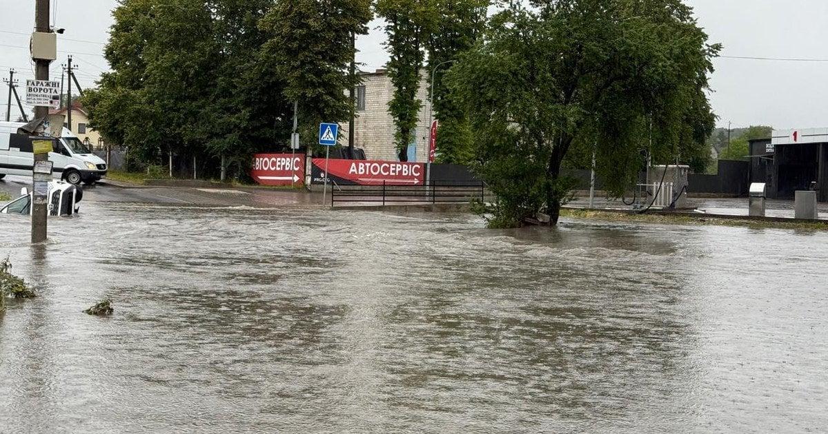 Синоптики попереджають про грозові зливи та шквальний вітер у більшості областей України