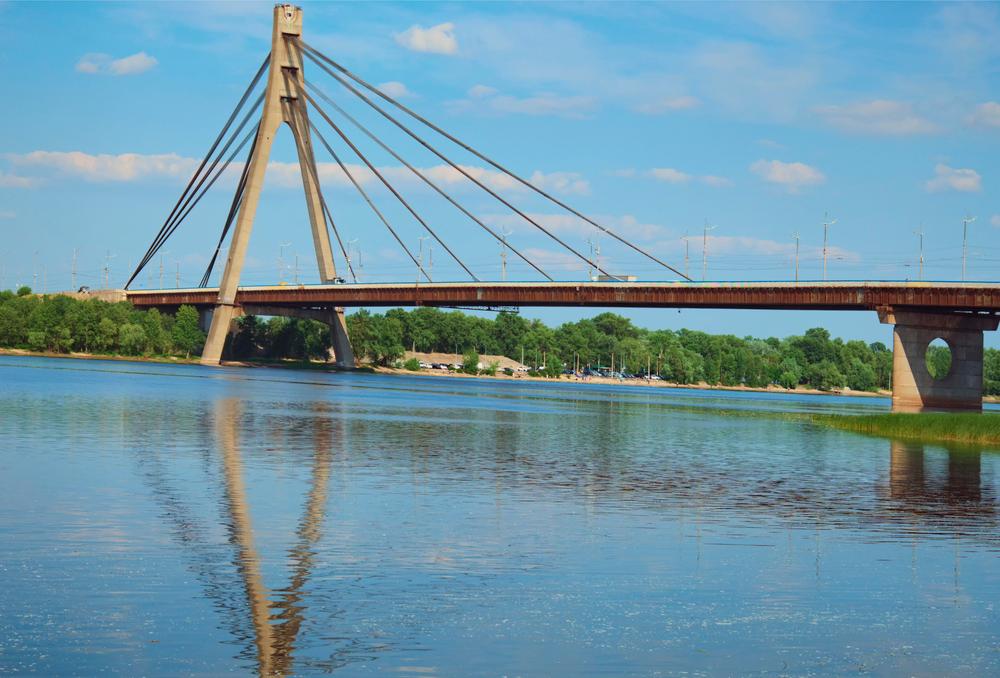 У Києві обмежили рух Північним мостом та вулицею Левка Лукʼяненка
