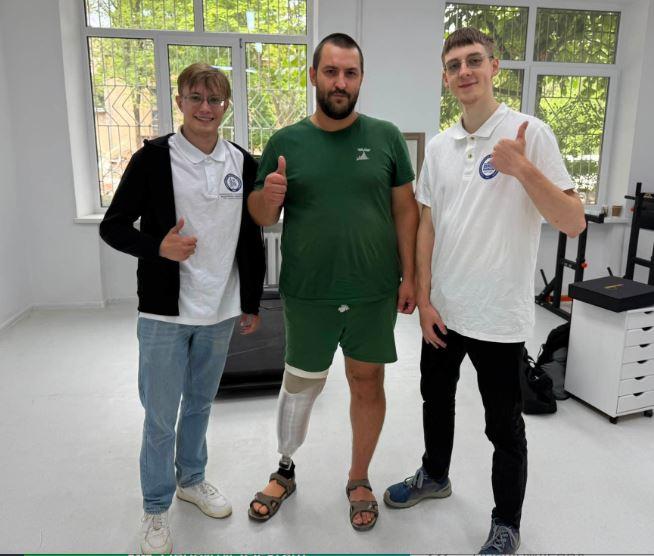 Від пластикового навчального до карбонового: в Університетській лікарні у Львові протезують військових