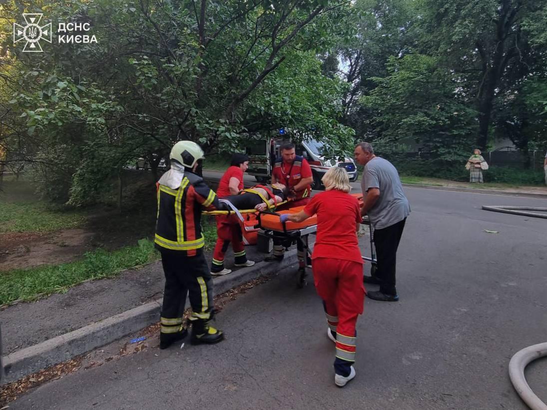 У Голосієві жінка намагалася врятуватися від пожежі та впала з шостого поверху