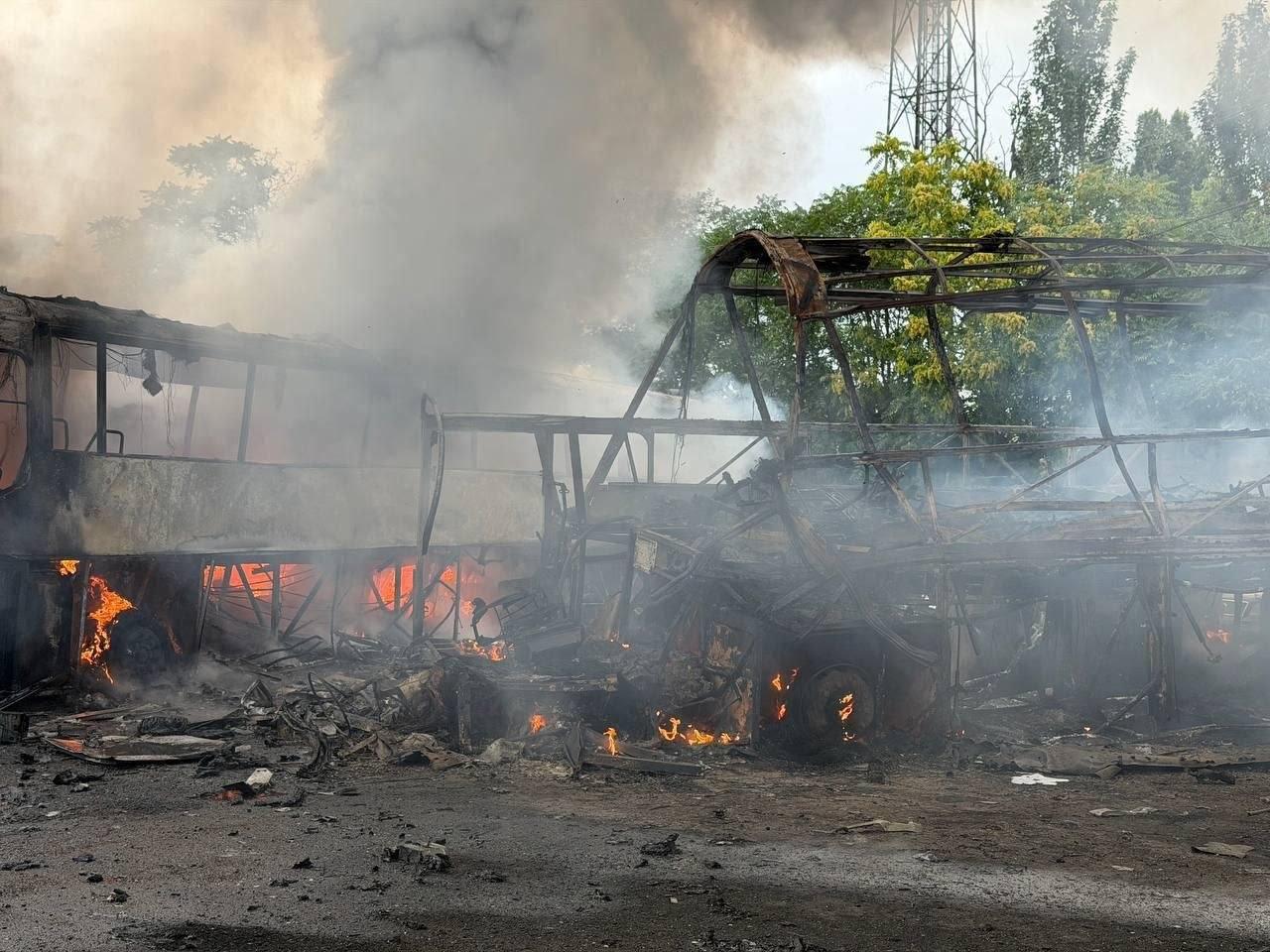 В Одесі після російського удару згоріли шість автобусів, ще 11 пошкоджені