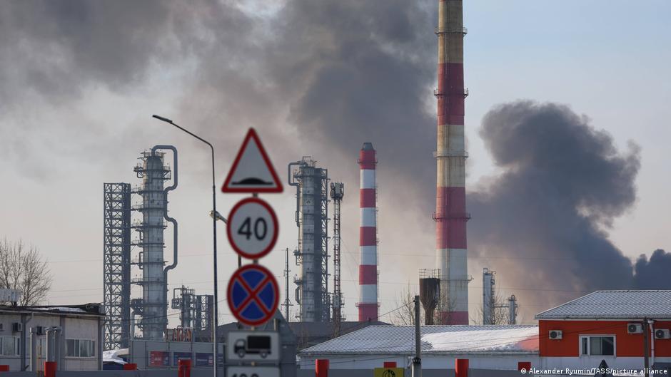 У РФ обсяги нафтопереробки обвалилися до 20-річного мінімуму