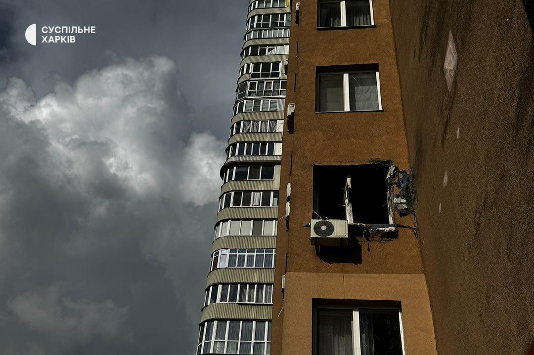 Ворожий дрон влетів прямо у вікно харківської багатоповерхівки (фото)