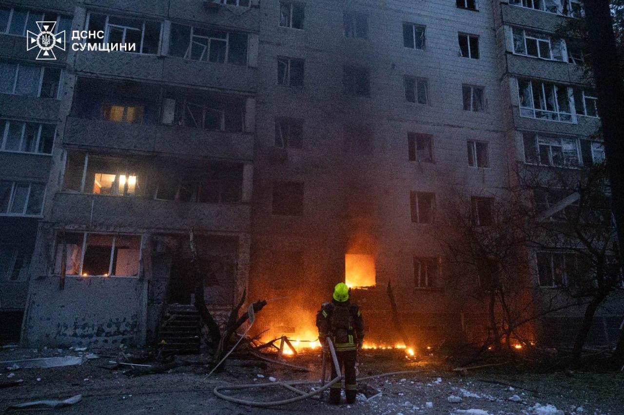 Росіяни вдарили по Сумах: у місті загорівся «Епіцентр» та багатоповерхівка, є постраждалі