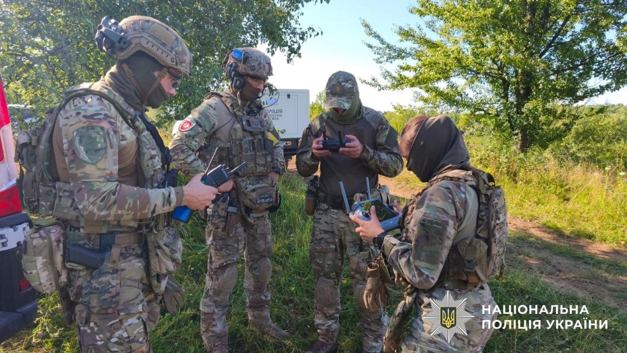 На Буковині чоловік стріляв у поліцейських та втік: його розшукують