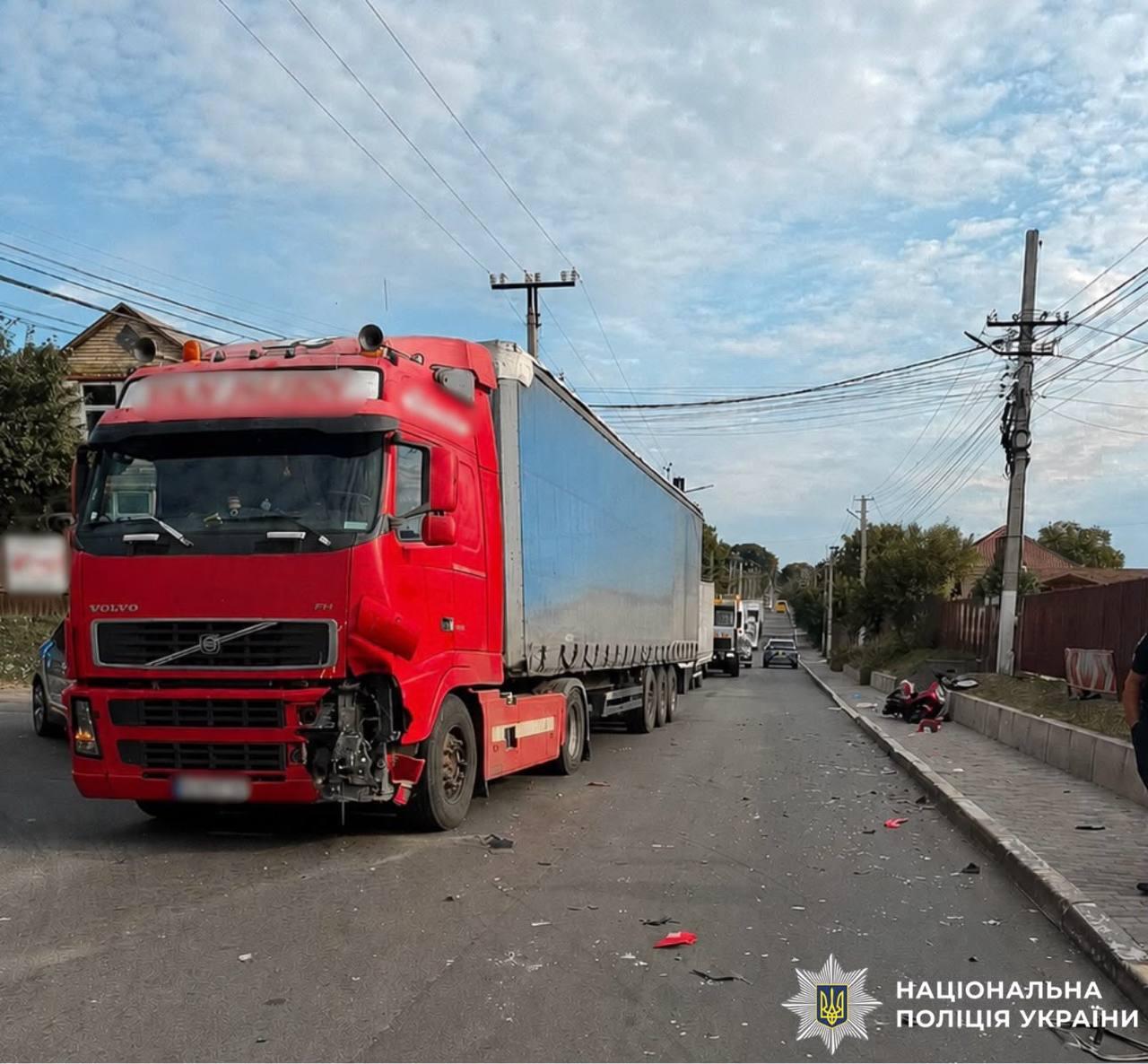 Під Києвом вантажівка на смерть збила хлопця на скутері