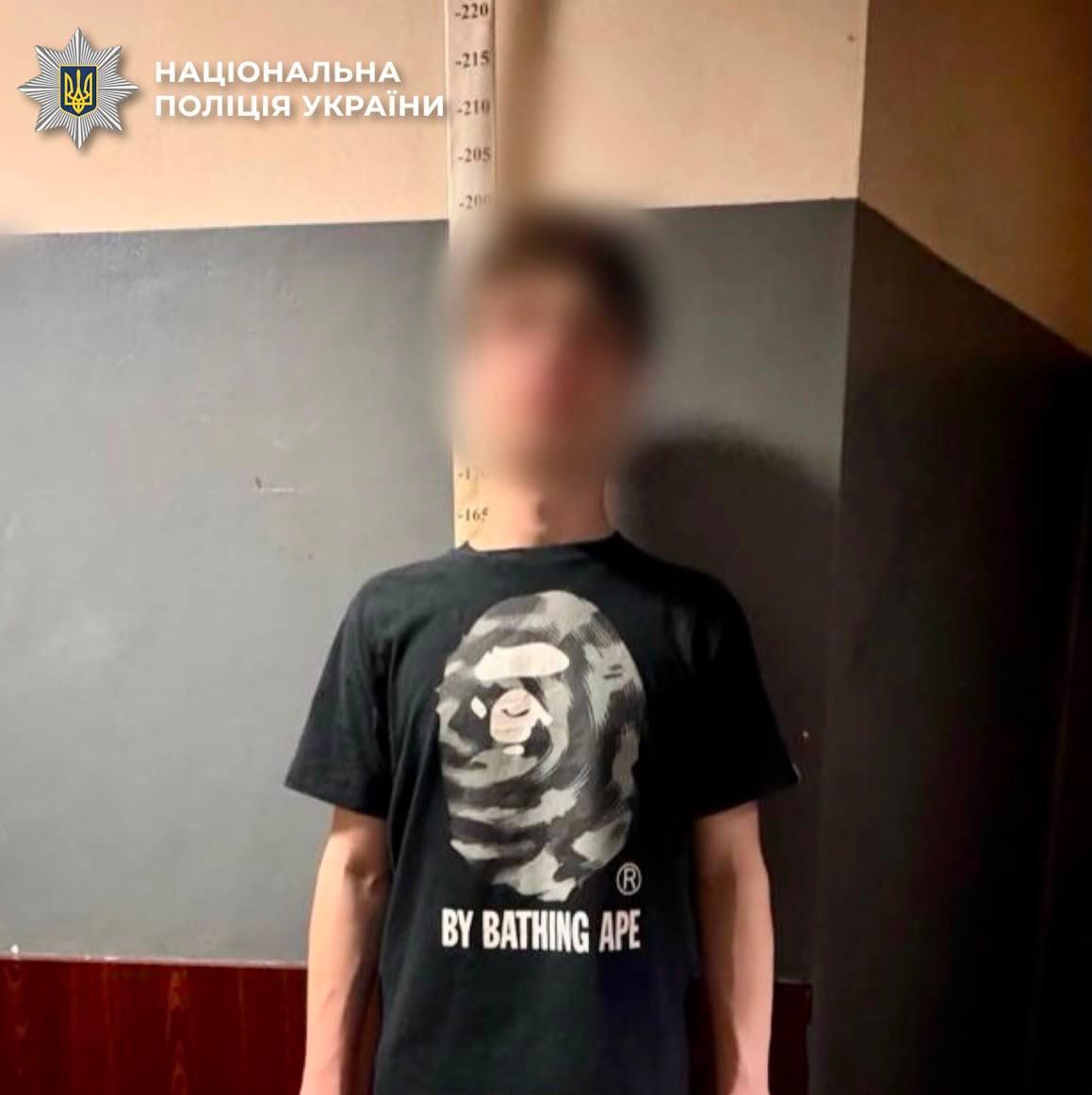 Студенту, який напав із ножем на трьох чоловіків у Києві, повідомили про підозру 