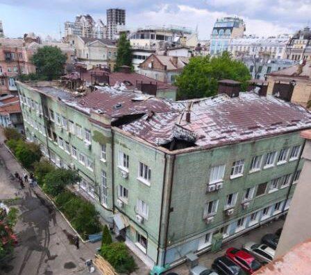 В Інституті Палладіна законсервували зруйнований дах для порятунку лабораторій від дощів