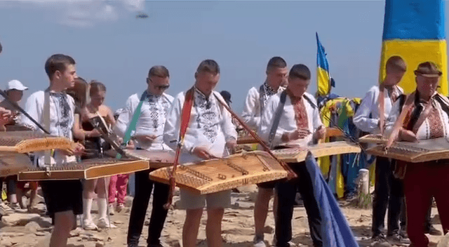 Понад 30 цимбалістів встановили музичний рекорд України на найвищій вершині Карпат