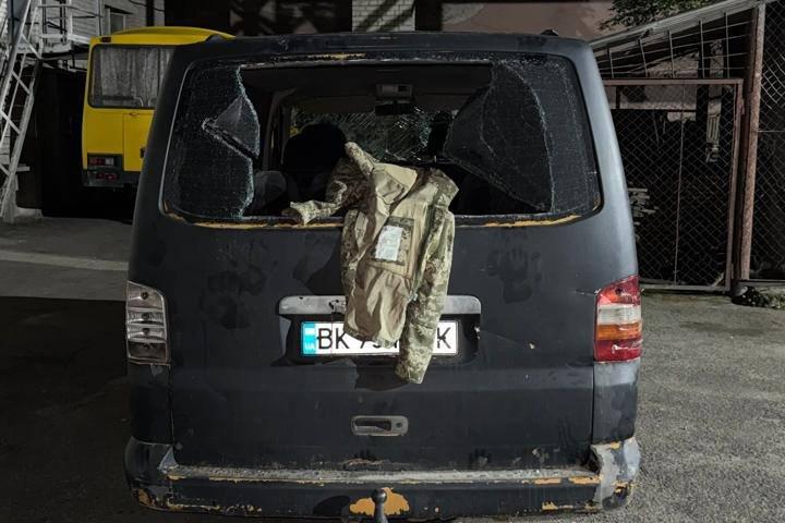 У Луцьку 30 цивільних напали на військовослужбовців ТЦК і потрощили службове авто