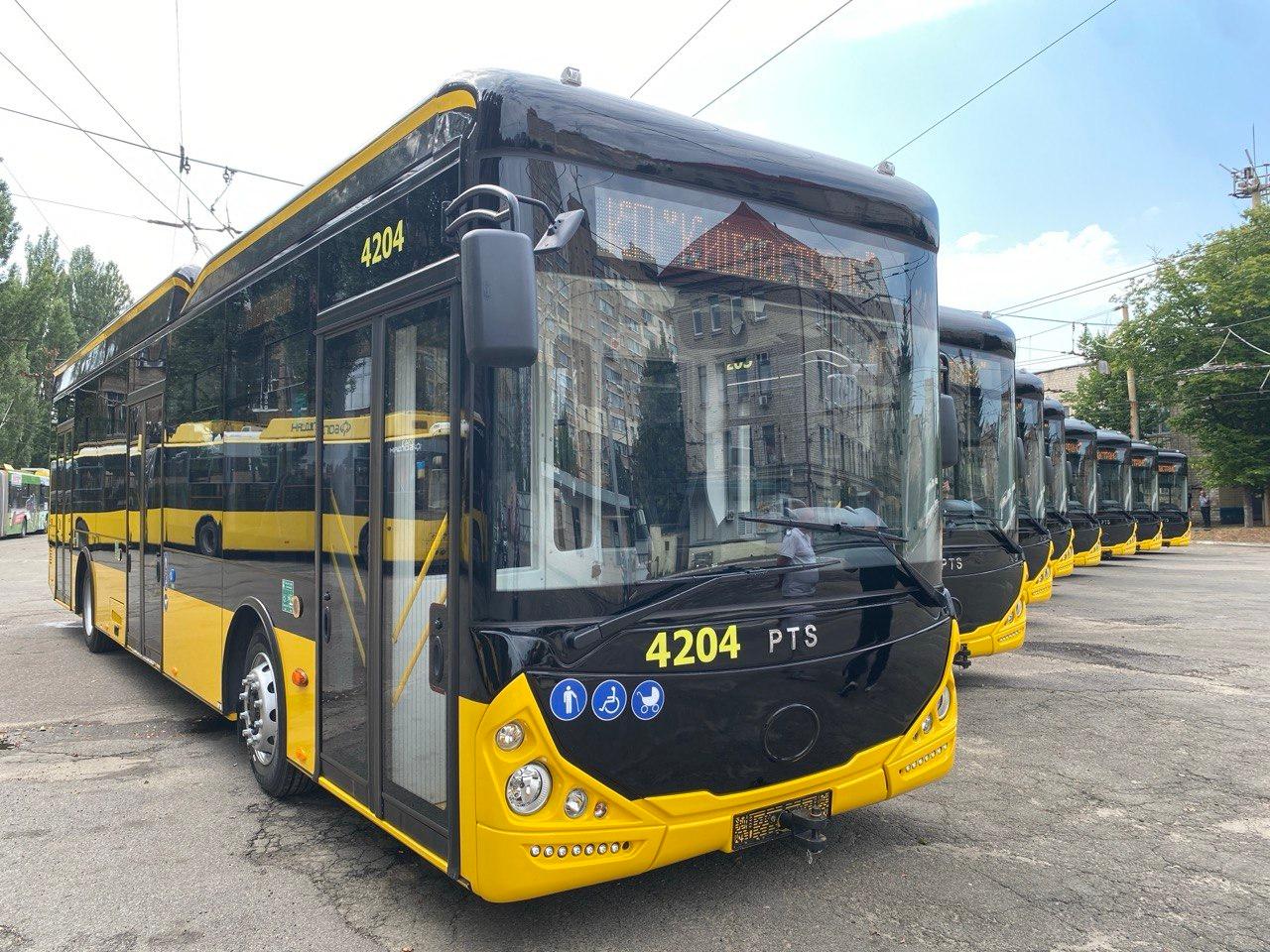 На маршрути Києва виїхали ще вісім нових низькопідлогових тролейбусів