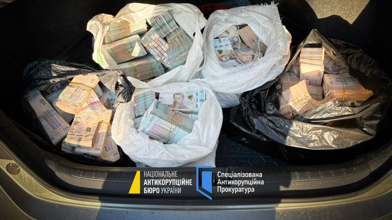 Рейдерство, легалізація коштів і не лише: викрито злочинну організацію за участю нардепів та високопосадовців ОП