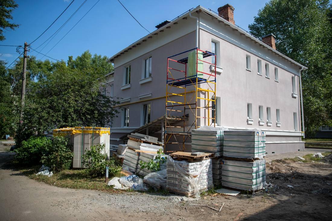 У Святошинському районі відновлюють 18 будинків після російської атаки